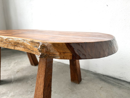 Table basse brutaliste en noyer massif, plateau slab live edge, France, années 1970, vue 7