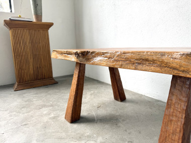 Table basse brutaliste en noyer massif, plateau slab live edge, France, années 1970, vue 8