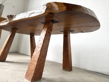 Table basse brutaliste en noyer massif, plateau slab live edge, France, années 1970, vue 9