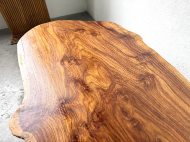 Table basse brutaliste en noyer massif, plateau slab live edge, France, années 1970, vue 12
