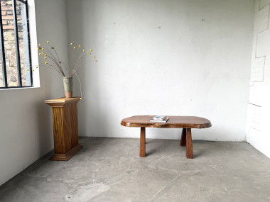 Table basse brutaliste en noyer massif, plateau slab live edge, France, années 1970, vue 14