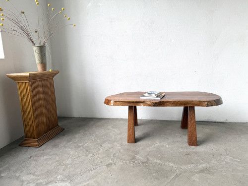 Table basse brutaliste en noyer massif, plateau slab live edge, France, années 1970, vue 15