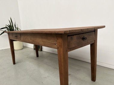 Table de ferme ancienne en noyer blond à 2 tiroirs, pieds fuseaux. 181 cm de long., vue 3