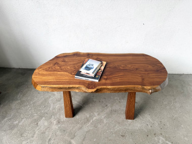 Table basse brutaliste en noyer massif, plateau slab live edge, France, années 1970, vue 16