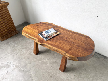 Table basse brutaliste en noyer massif, plateau slab live edge, France, années 1970, vue 17