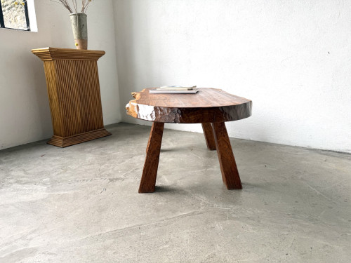 Table basse brutaliste en noyer massif, plateau slab live edge, France, années 1970, vue 19