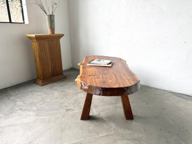 Table basse brutaliste en noyer massif, plateau slab live edge, France, années 1970, vue 20