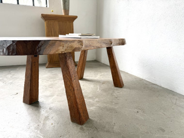 Table basse brutaliste en noyer massif, plateau slab live edge, France, années 1970, vue 21