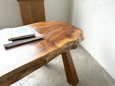 Table basse brutaliste en noyer massif, plateau slab live edge, France, années 1970, vue 22
