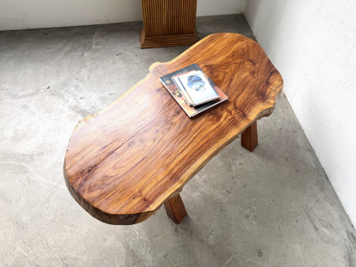 Table basse brutaliste en noyer massif, plateau slab live edge, France, années 1970, vue 23