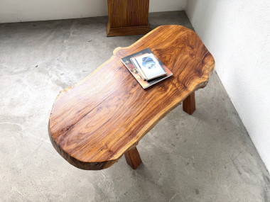 Table basse brutaliste en noyer massif, plateau slab live edge, France, années 1970, vue 23