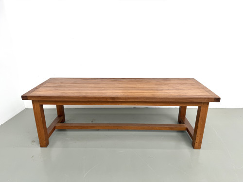 Grande table de ferme moderniste en hêtre massif, plateau épais chevillé, finition miel satinée, vue 3