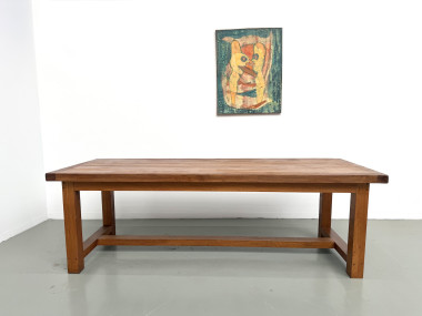 Grande table de ferme moderniste en hêtre massif, plateau épais chevillé, finition miel satinée, vue 4