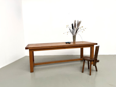 Grande table de ferme moderniste en hêtre massif, plateau épais chevillé, finition miel satinée, vue 5