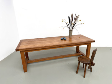 Grande table de ferme moderniste en hêtre massif, plateau épais chevillé, finition miel satinée, vue 6