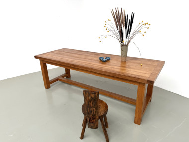 Grande table de ferme moderniste en hêtre massif, plateau épais chevillé, finition miel satinée, vue 7