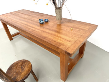 Grande table de ferme moderniste en hêtre massif, plateau épais chevillé, finition miel satinée, vue 8