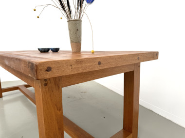 Grande table de ferme moderniste en hêtre massif, plateau épais chevillé, finition miel satinée, vue 9