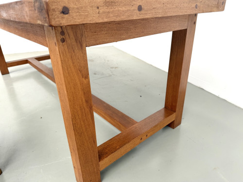 Grande table de ferme moderniste en hêtre massif, plateau épais chevillé, finition miel satinée, vue 10