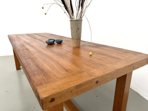 Grande table de ferme moderniste en hêtre massif, plateau épais chevillé, finition miel satinée, vue 11