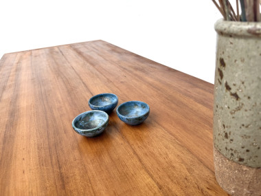 Grande table de ferme moderniste en hêtre massif, plateau épais chevillé, finition miel satinée, vue 12