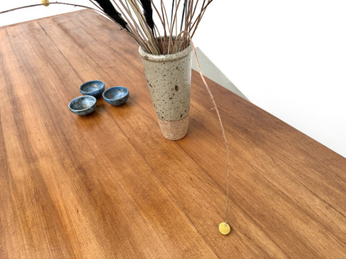 Grande table de ferme moderniste en hêtre massif, plateau épais chevillé, finition miel satinée, vue 13
