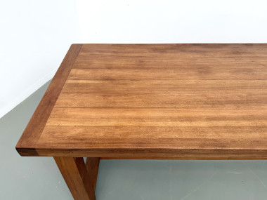 Grande table de ferme moderniste en hêtre massif, plateau épais chevillé, finition miel satinée, vue 14