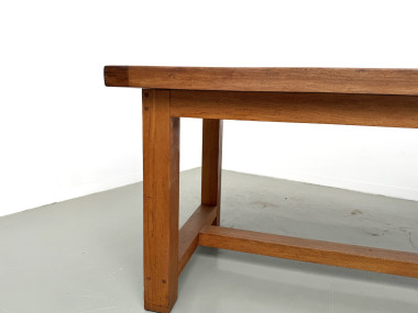 Grande table de ferme moderniste en hêtre massif, plateau épais chevillé, finition miel satinée, vue 15