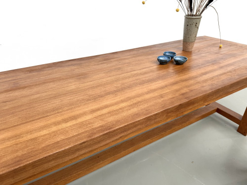 Grande table de ferme moderniste en hêtre massif, plateau épais chevillé, finition miel satinée, vue 16