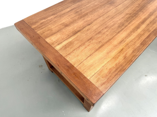 Grande table de ferme moderniste en hêtre massif, plateau épais chevillé, finition miel satinée, vue 17