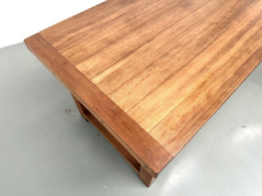 Grande table de ferme moderniste en hêtre massif, plateau épais chevillé, finition miel satinée, vue 17