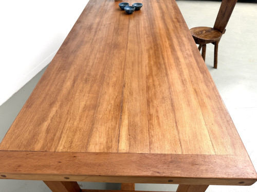 Grande table de ferme moderniste en hêtre massif, plateau épais chevillé, finition miel satinée, vue 18