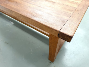 Grande table de ferme moderniste en hêtre massif, plateau épais chevillé, finition miel satinée, vue 19