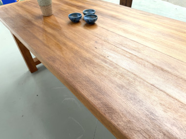 Grande table de ferme moderniste en hêtre massif, plateau épais chevillé, finition miel satinée, vue 20