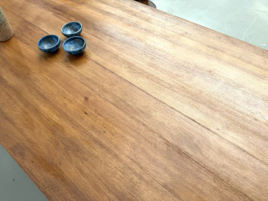 Grande table de ferme moderniste en hêtre massif, plateau épais chevillé, finition miel satinée, vue 22