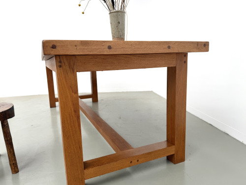 Grande table de ferme moderniste en hêtre massif, plateau épais chevillé, finition miel satinée, vue 23