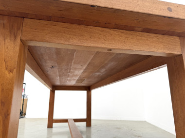 Grande table de ferme moderniste en hêtre massif, plateau épais chevillé, finition miel satinée, vue 24