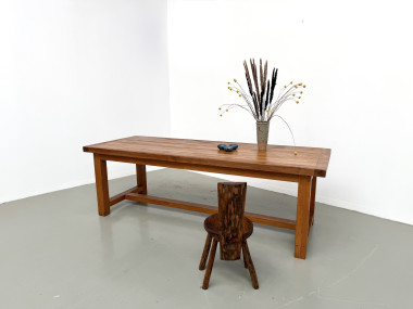 Grande table de ferme moderniste en hêtre massif, plateau épais chevillé, finition miel satinée, vue 25