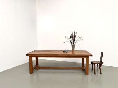 Grande table de ferme moderniste en hêtre massif, plateau épais chevillé, finition miel satinée, vue 26