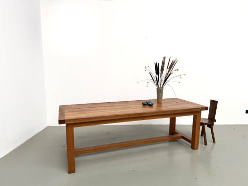 Grande table de ferme moderniste en hêtre massif, plateau épais chevillé, finition miel satinée, vue 1