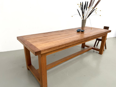 Grande table de ferme moderniste en hêtre massif, plateau épais chevillé, finition miel satinée, vue 27