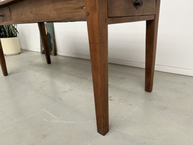 Table de ferme ancienne en noyer blond à 2 tiroirs, pieds fuseaux. 181 cm de long., vue 4