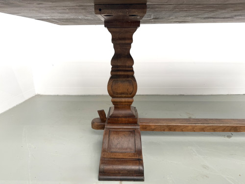 Table monastère en chêne massif, balustres tournés, France, années 1930, vue 7