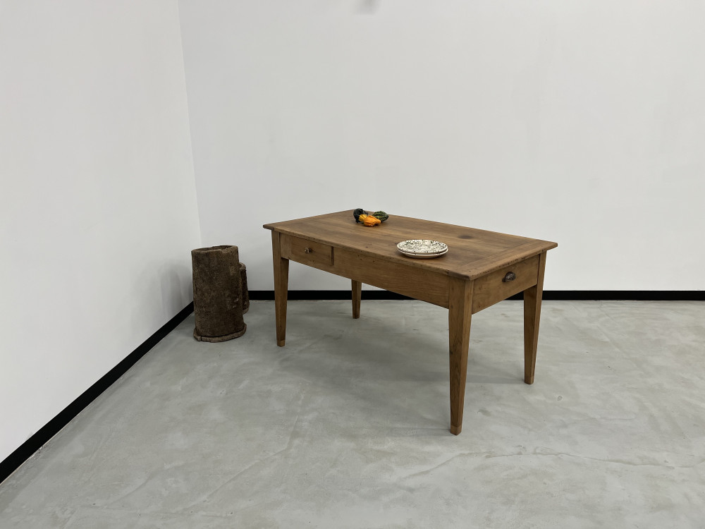 Petite table de ferme en noyer blond, vue 1