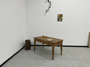 Petite table de ferme en noyer blond, vue 33
