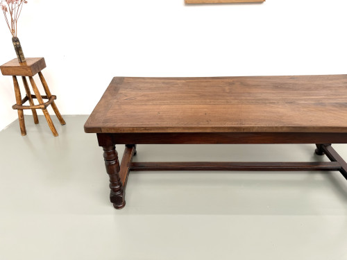 Table de ferme en noyer massif, pieds tournés, années 1950, vue 3