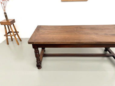 Table de ferme en noyer massif, pieds tournés, années 1950, vue 3