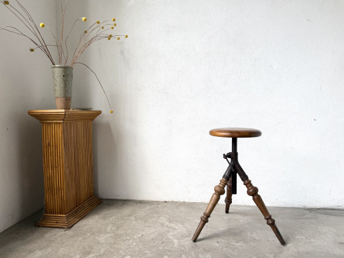 Tabouret d’atelier tripode en bois tourné et fonte — vers 1900, vue 1
