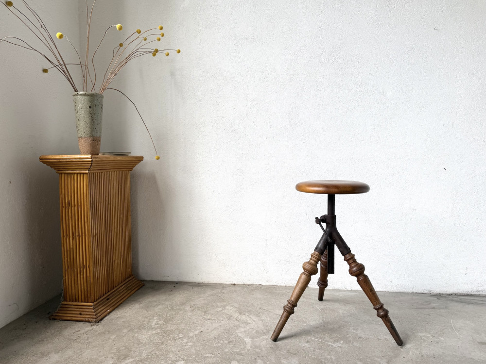 Tabouret d’atelier tripode en bois tourné et fonte — vers 1900, vue 1