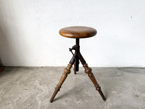 Tabouret d’atelier tripode en bois tourné et fonte — vers 1900, vue 2